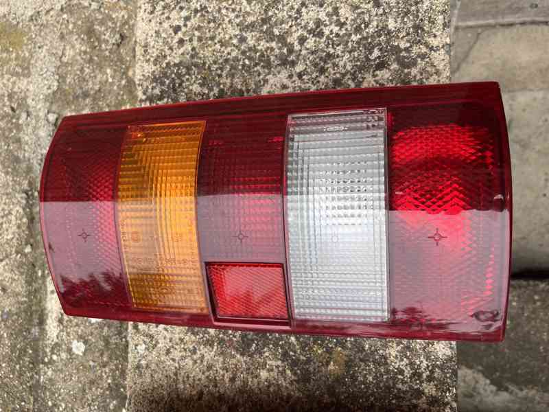 Zadní světla na ŠKODA PICK-UP (Favorit) - foto 4