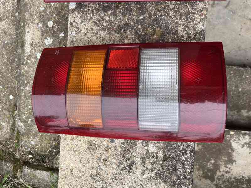 Zadní světla na ŠKODA PICK-UP (Favorit) - foto 3