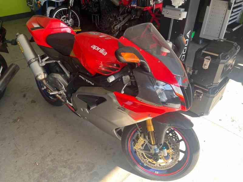 Aprilia RSV 1000 RR Factory Carbon rok 2006 - foto 2