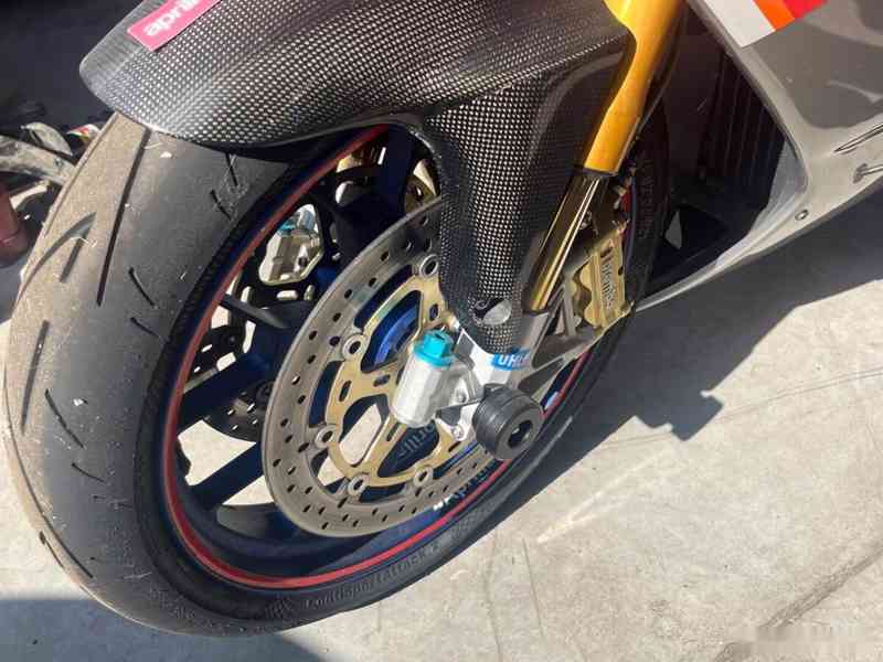 Aprilia RSV 1000 RR Factory Carbon rok 2006 - foto 10