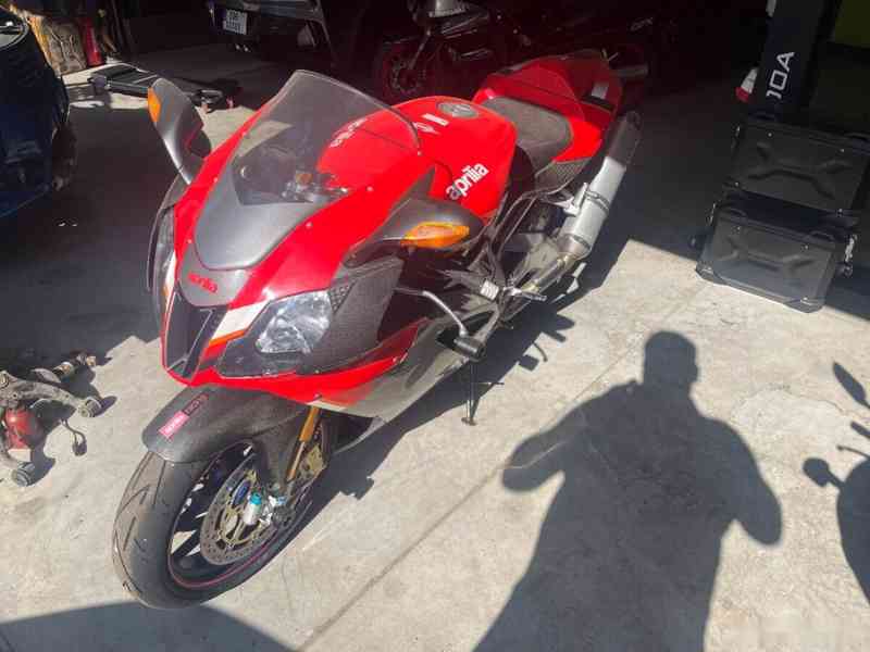 Aprilia RSV 1000 RR Factory Carbon rok 2006 - foto 1