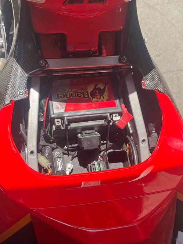 Aprilia RSV 1000 RR Factory Carbon rok 2006 - foto 11
