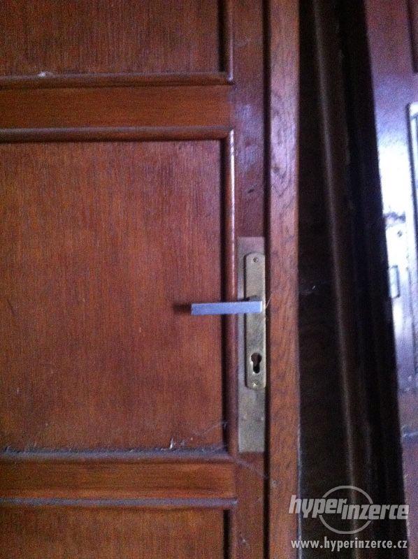 Dubové vchodové dveře činžovního domu - foto 2