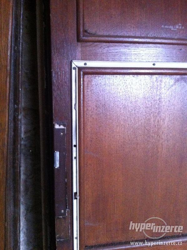 Dubové vchodové dveře činžovního domu - foto 4