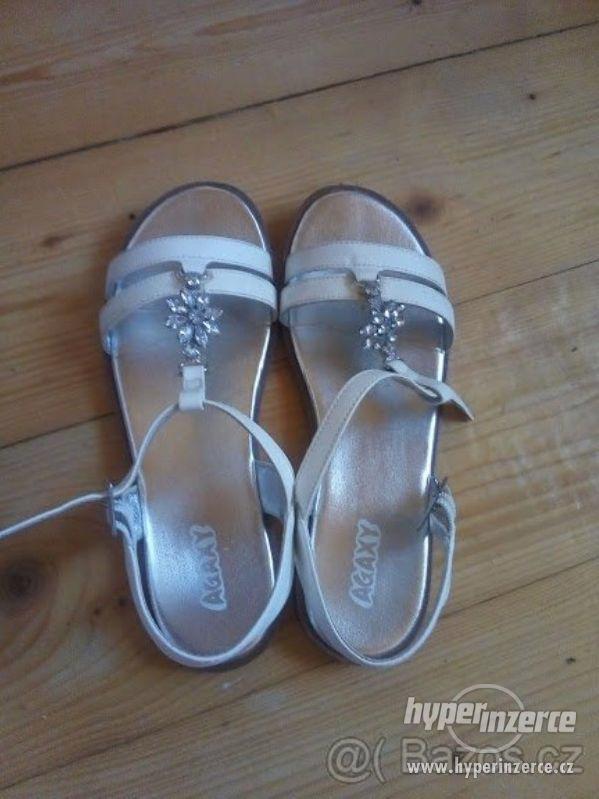 Dětské sandálky bílé slavnostní - dívčí vel. 33 - 1x použité - foto 2