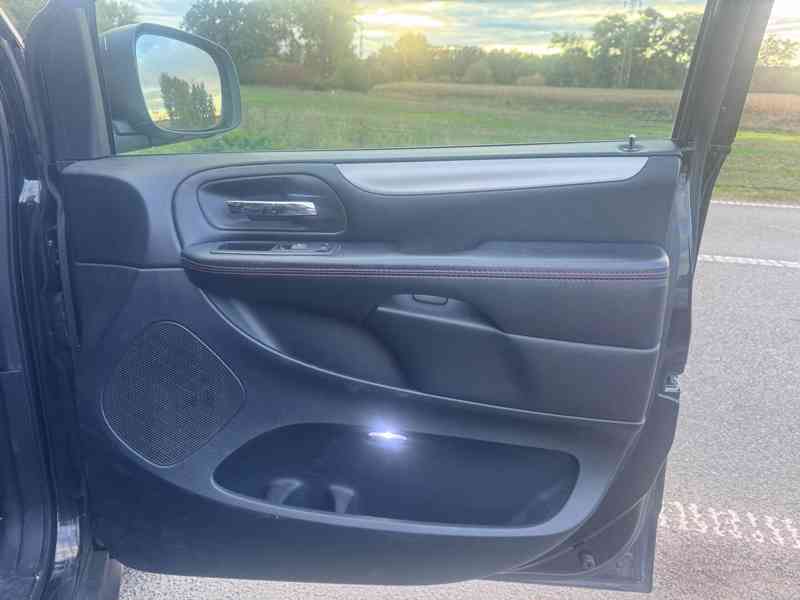 Dodge Grand Caravan 3,6 RT S CREW 2018 - foto 10