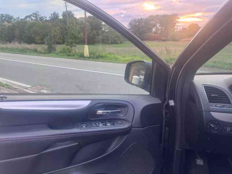 Dodge Grand Caravan 3,6 RT S CREW 2018 - foto 16