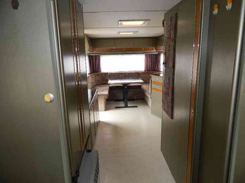 Velký dvouosý karavan Dethleffs - foto 3