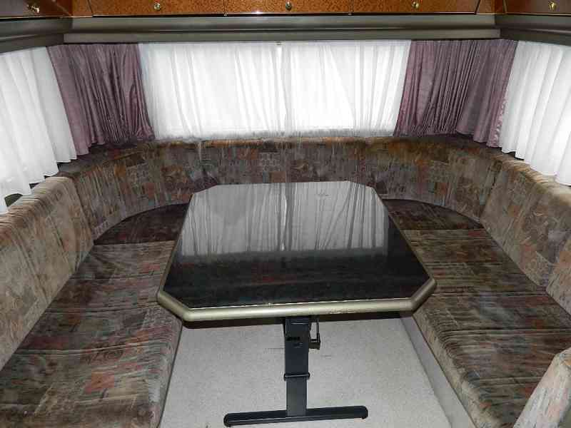 Velký dvouosý karavan Dethleffs - foto 6
