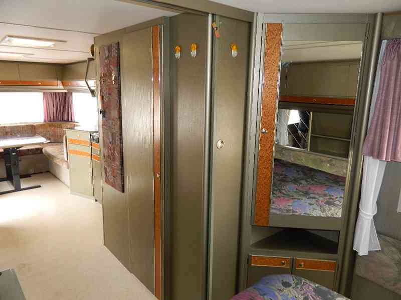 Velký dvouosý karavan Dethleffs - foto 10