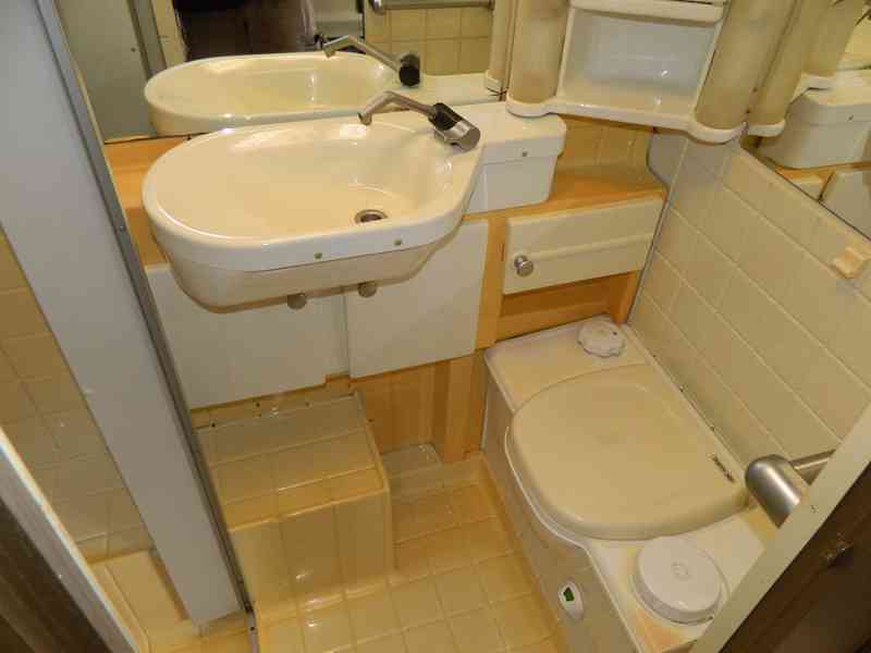 Velký dvouosý karavan Dethleffs - foto 14