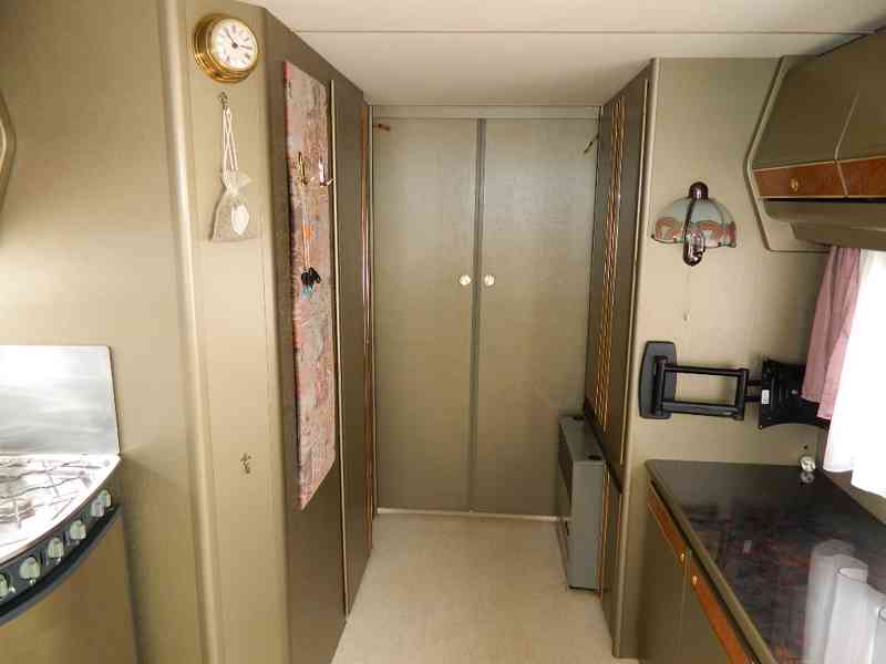 Velký dvouosý karavan Dethleffs - foto 12