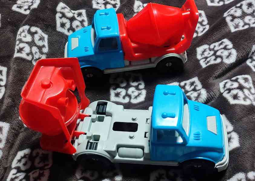 Set autíček  - foto 2