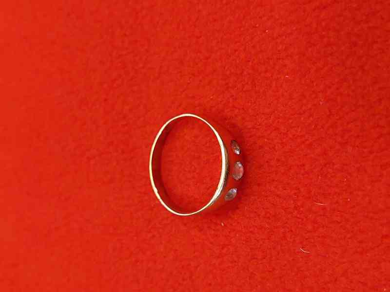 Zlatý prstýnek s kamínky - foto 2