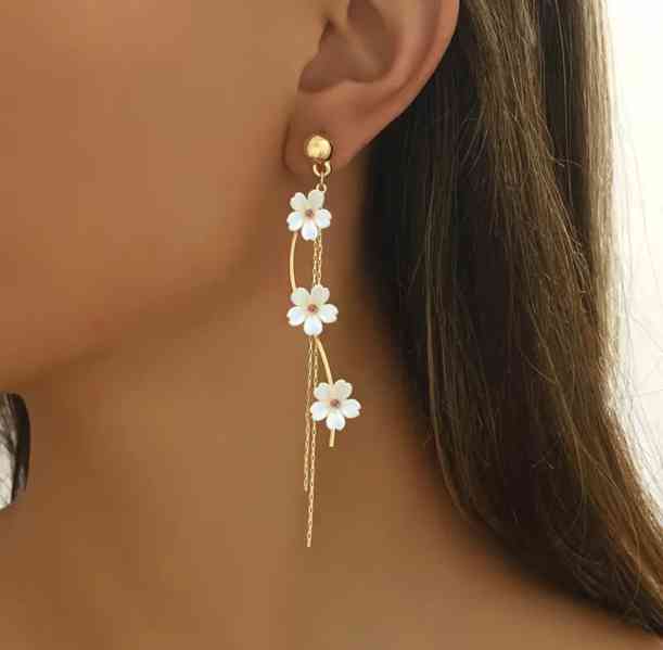 Luxusní květinové náušnice s jemnými řetízky  - foto 3