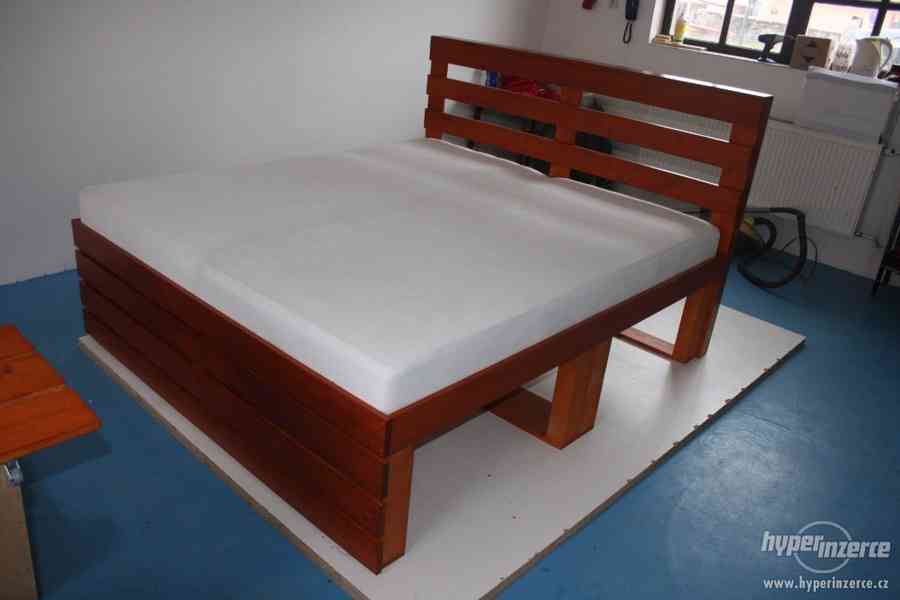 Dřevěná postel styl palet - foto 5
