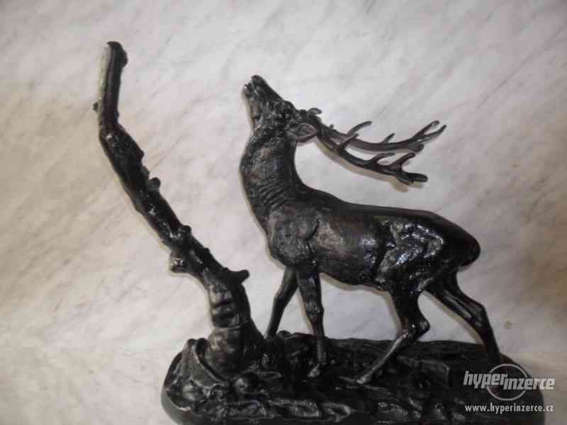 cínová socha jelena v říji - foto 1