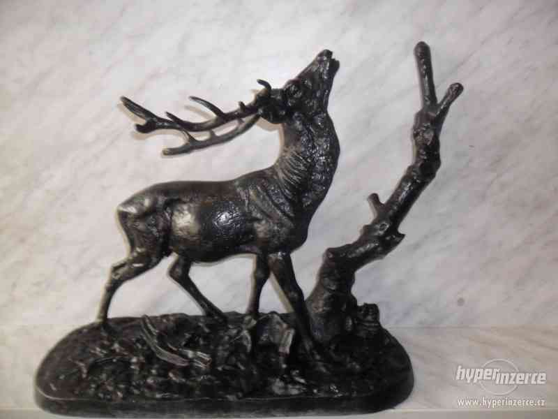 cínová socha jelena v říji - foto 2