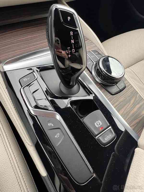 BMW Řada 5 4,4 550i 2017 M / xDrive 4x4 - foto 19