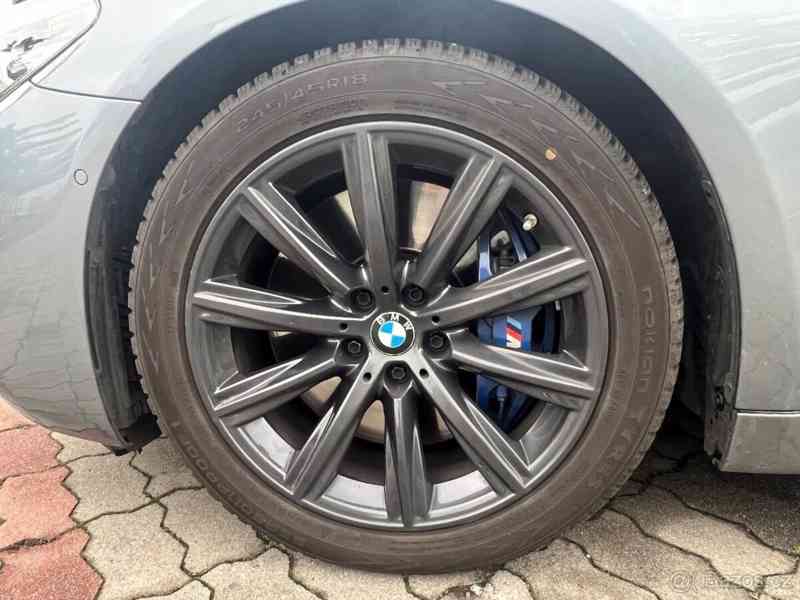 BMW Řada 5 4,4 550i 2017 M / xDrive 4x4 - foto 17