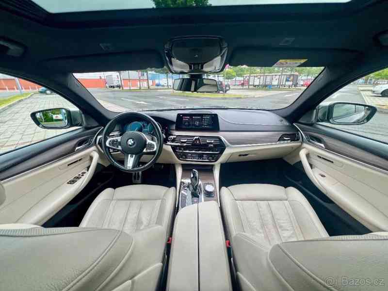 BMW Řada 5 4,4 550i 2017 M / xDrive 4x4 - foto 16