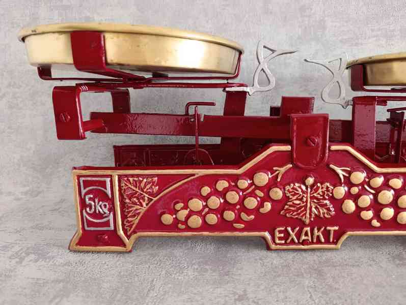 Staré váhy po renovaci, vinná réva, dekorace  - foto 2