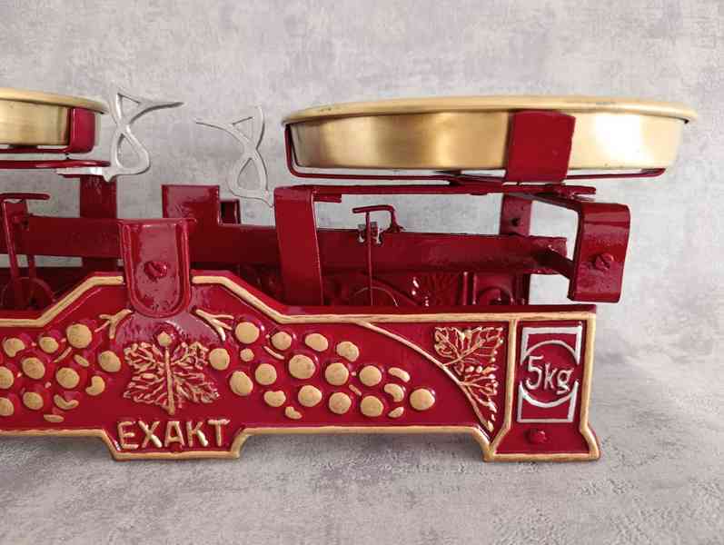 Staré váhy po renovaci, vinná réva, dekorace  - foto 3