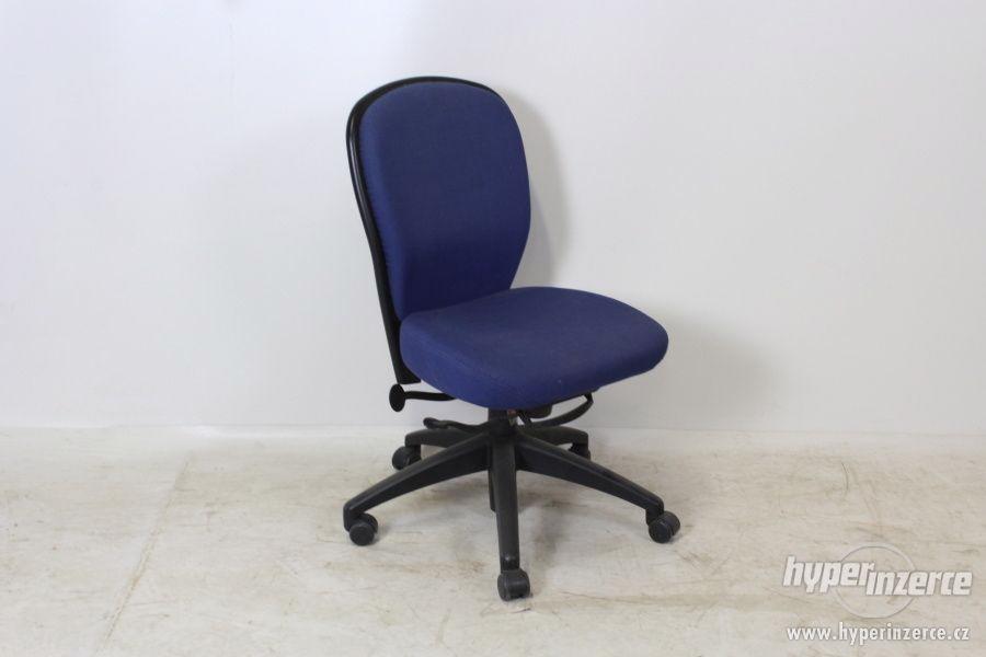 Modré kancelářské židle Kinnarps - foto 2