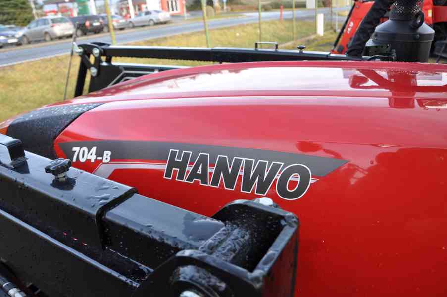 Traktor HANWO HWE 704 C, STAGE V, 4 válcový motor Víčko - foto 2