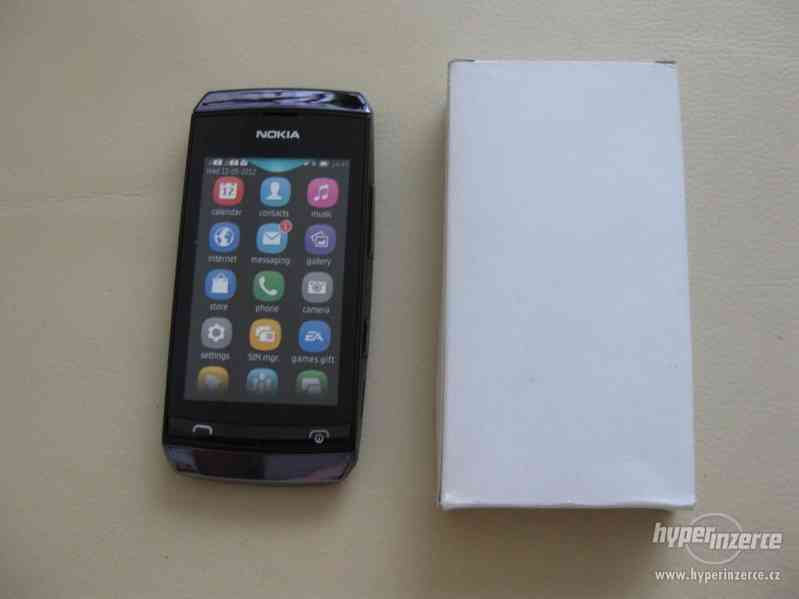 Nokia ASHA 305 - atrapa mobilního telefonu z r.2012 - foto 1