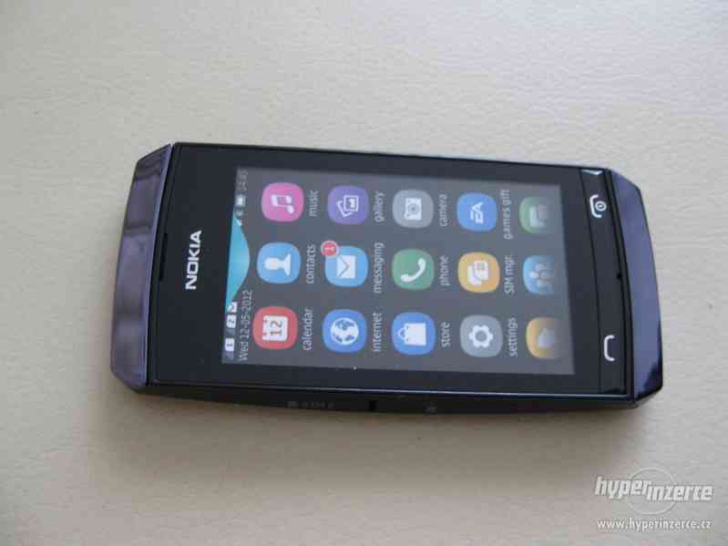 Nokia ASHA 305 - atrapa mobilního telefonu z r.2012 - foto 2