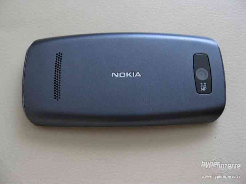 Nokia ASHA 305 - atrapa mobilního telefonu z r.2012 - foto 7