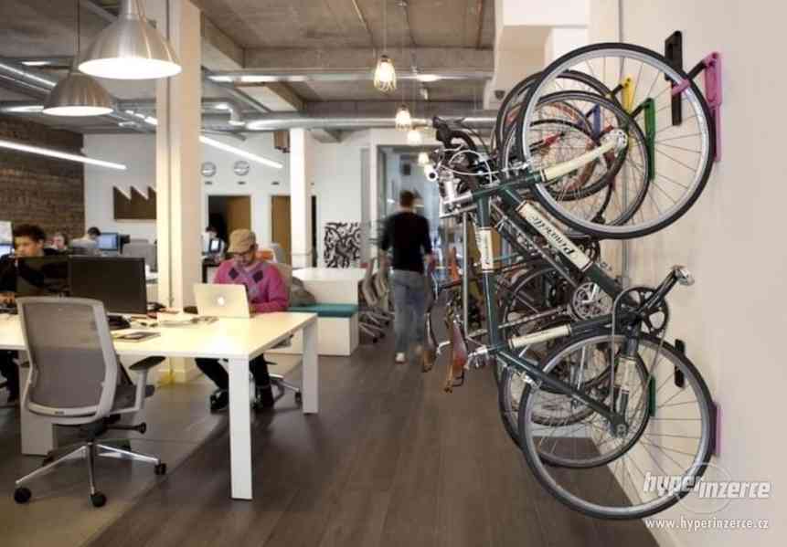 Designovy držák na závěšení kola v modré barvě - foto 3