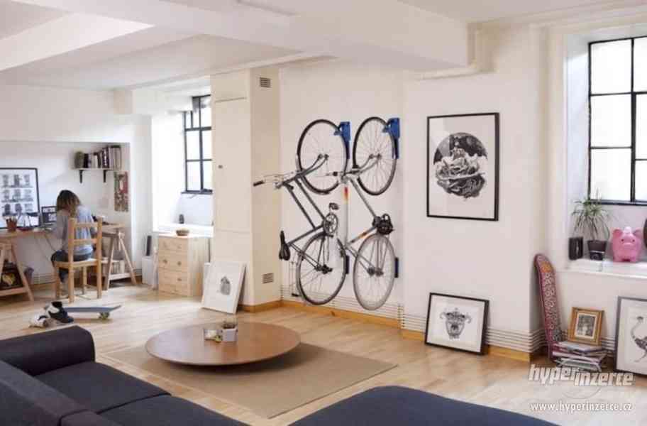 Designovy držák na závěšení kola v modré barvě - foto 4