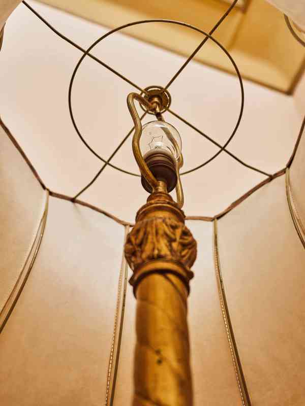 Starožitná stojací lampa s látkovým stínidlem - foto 10