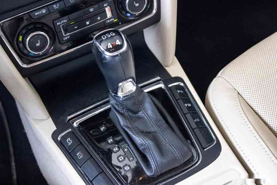 Škoda Superb Combi 3.6 FSI V6 4x4 Elegance DSG - foto 19