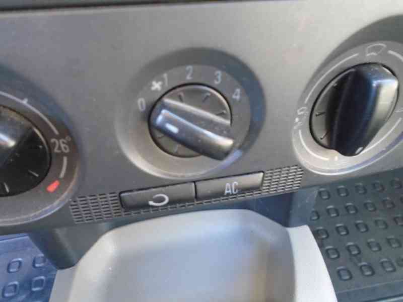 Škoda Fabia Combi 1.2 HTP 47kW klima 196tis garážované 2005 - foto 13