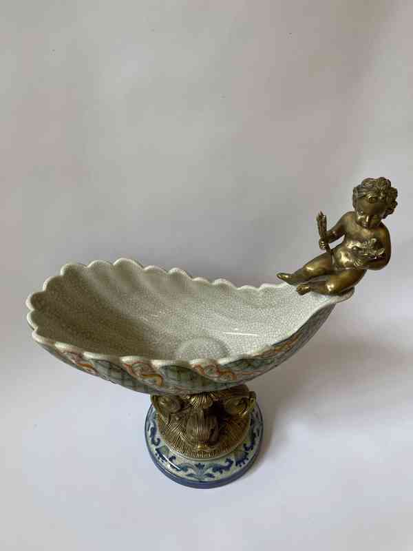 Porcelánová žardiniéra s bronzovým amorkem - foto 3
