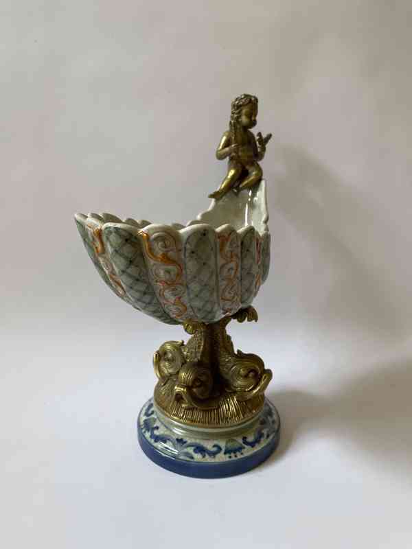 Porcelánová žardiniéra s bronzovým amorkem - foto 7