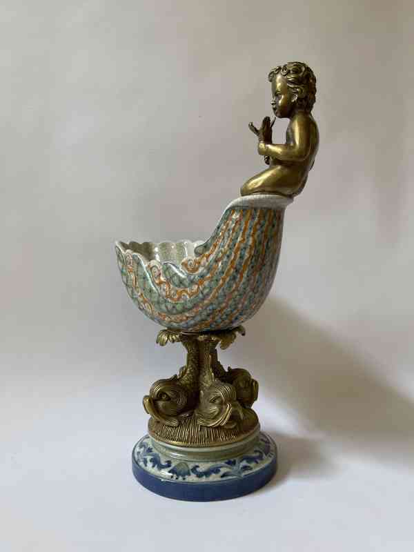 Porcelánová žardiniéra s bronzovým amorkem - foto 5