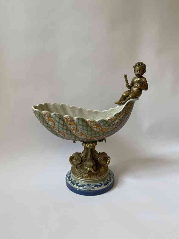 Porcelánová žardiniéra s bronzovým amorkem