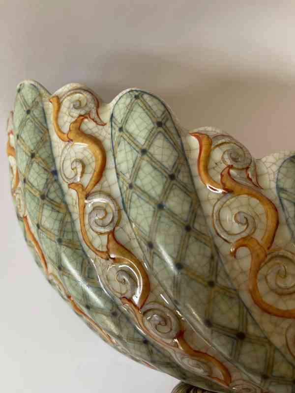 Porcelánová žardiniéra s bronzovým amorkem - foto 8