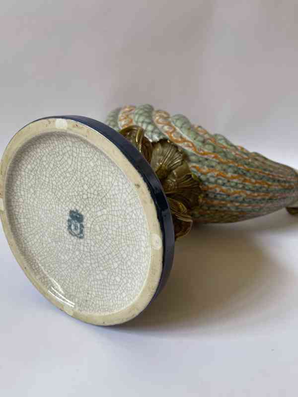 Porcelánová žardiniéra s bronzovým amorkem - foto 9