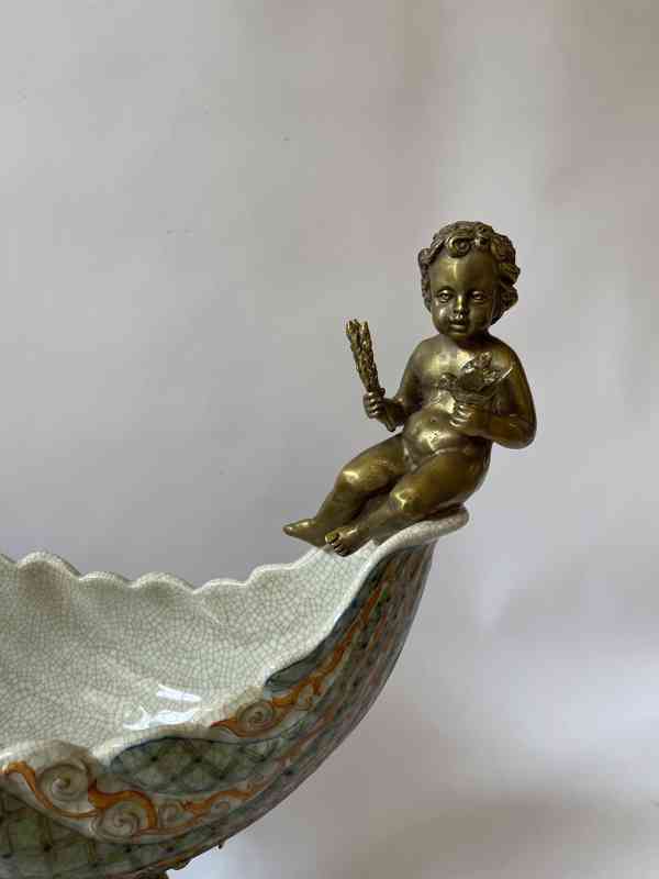 Porcelánová žardiniéra s bronzovým amorkem - foto 2
