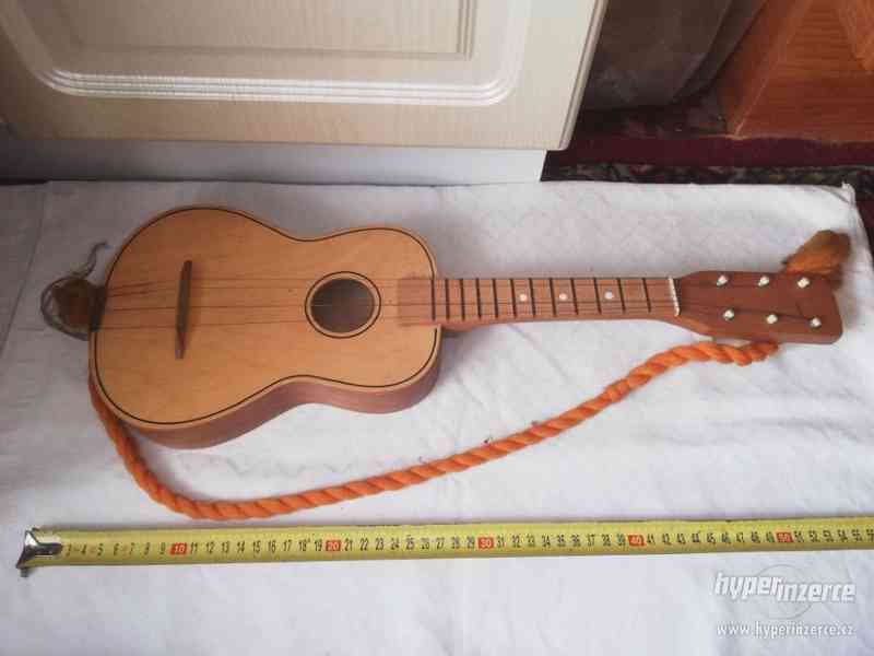 Dětská dřevěná kytara - foto 1