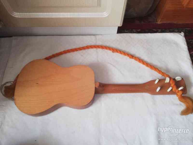 Dětská dřevěná kytara - foto 2