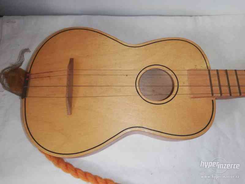 Dětská dřevěná kytara - foto 4