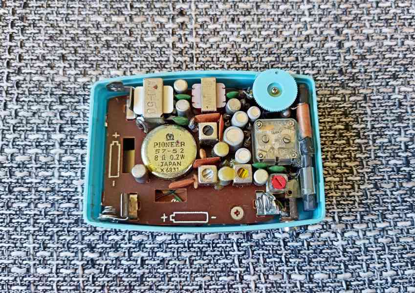 Krásné starožitné kapesní japonské tranzistorové rádio Crown - foto 11