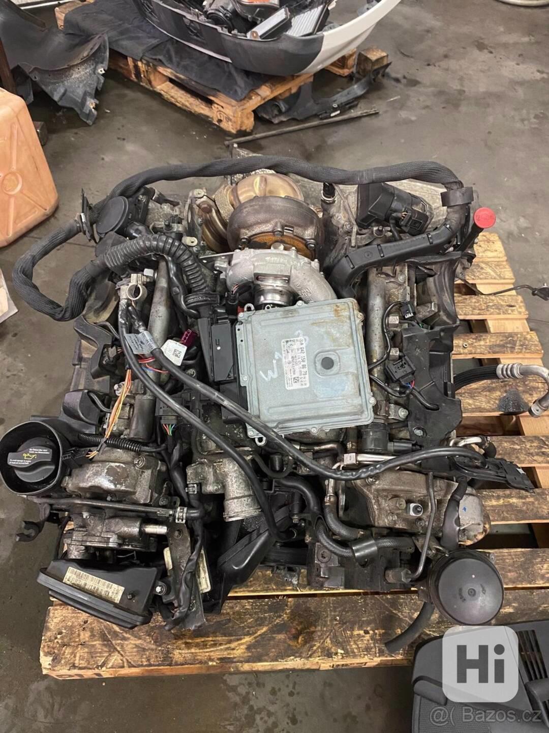 Motor Mercedes Benz OM642 - foto 1