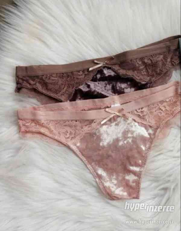 Obnošené mokré kalhotky s orgasmem - foto 3